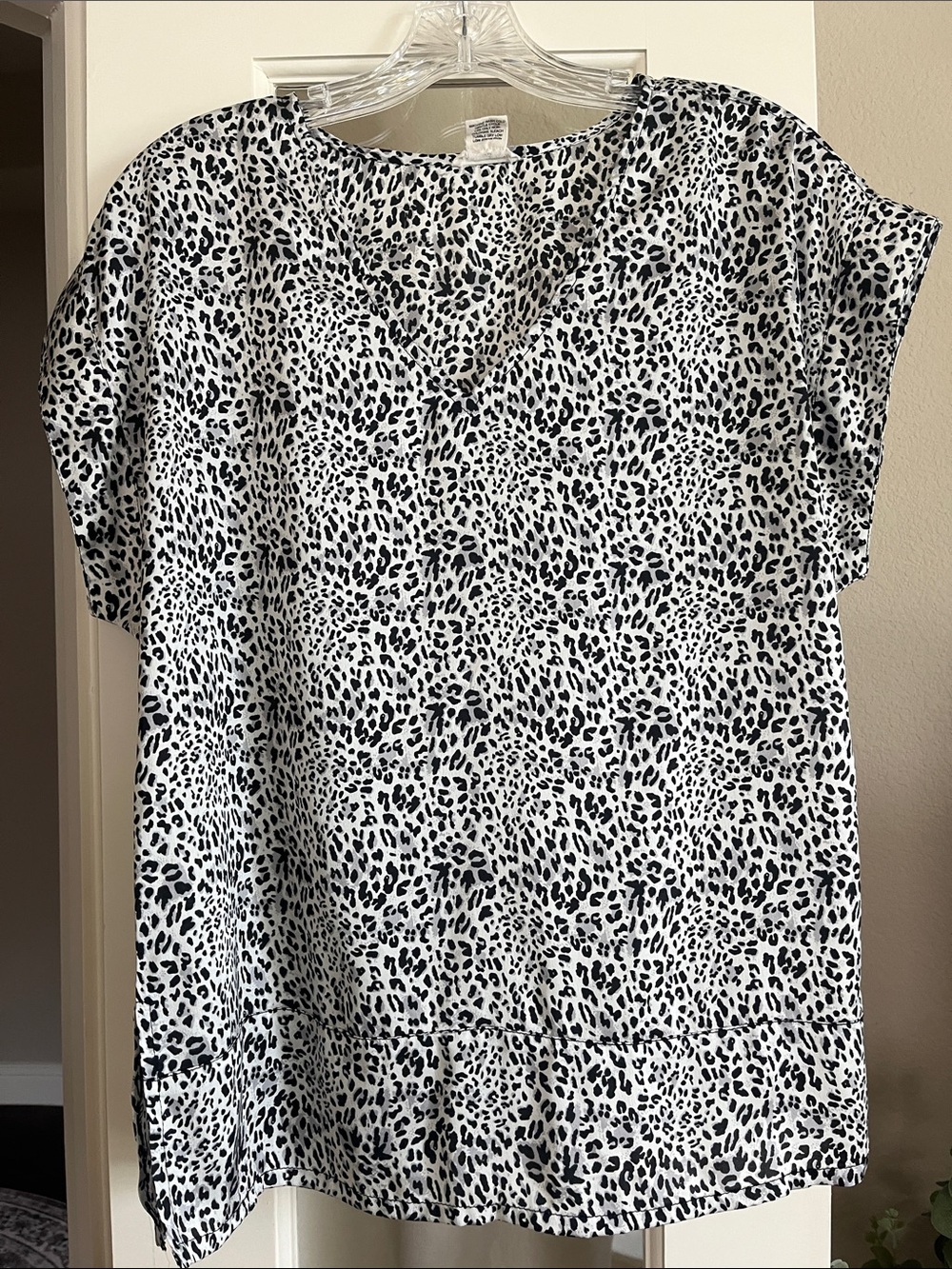 Just Class Top, Black, Gray, Leopard Print, V-Neck, Bottom Slit, Lightweight